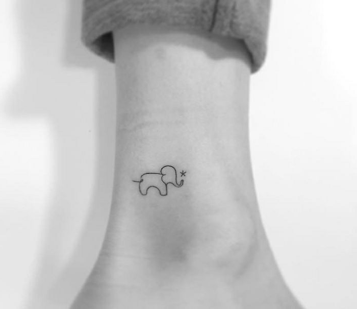 ideas de tatuajes diminutos con enorme significado, pequeño elefante simbolo de la suerte tatuado en la pantorrilla