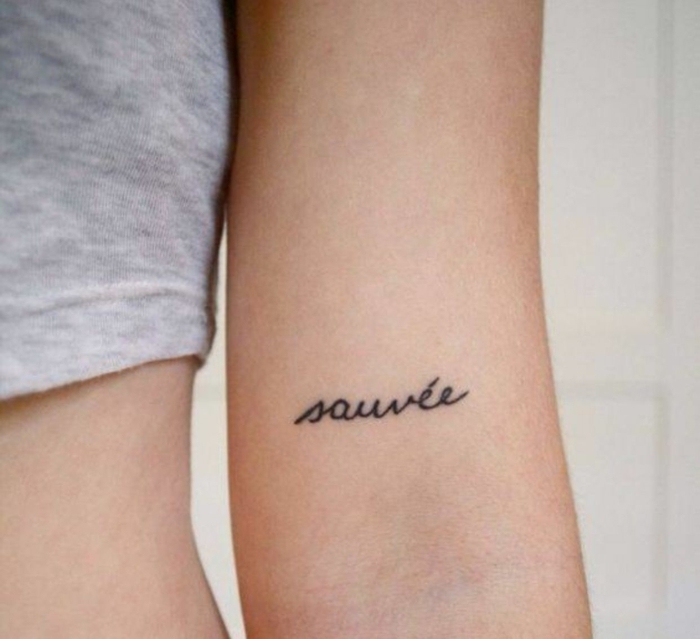 tendencias tatuajes mujer, tatuajes minimalistas con letras, frases tatuadas en el brazo ideas 