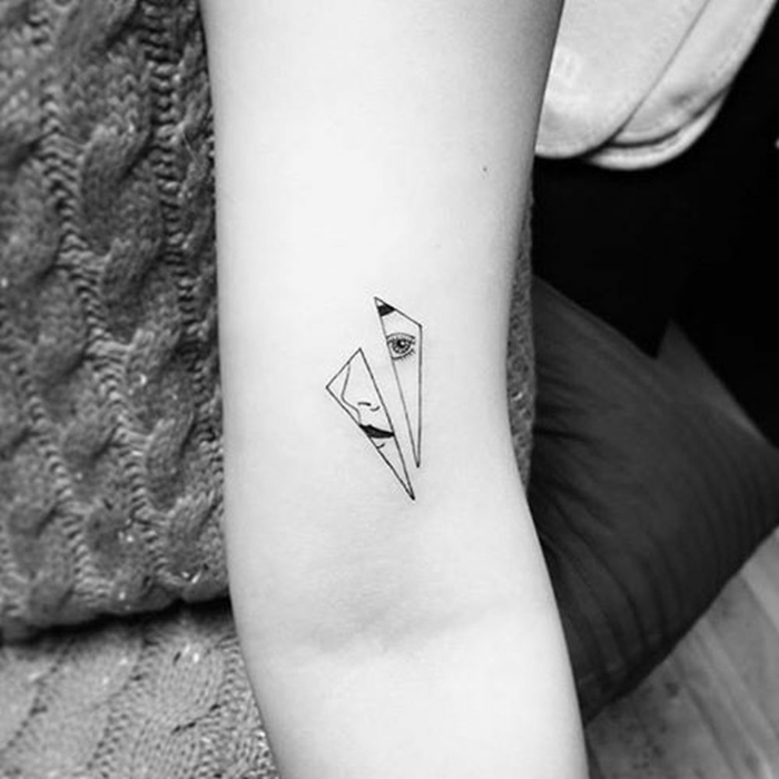 tattoos simbolicos con mensaje, ideas de tatuajes femeninos, pequeño tatuaje mujer en el brazo 