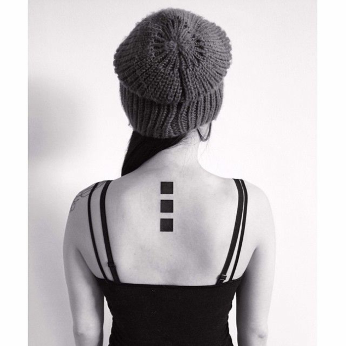 tatuajes para dos, tatuaje original en la columna vertebral, columna de tres cuadros negros tatuada en la espalda 