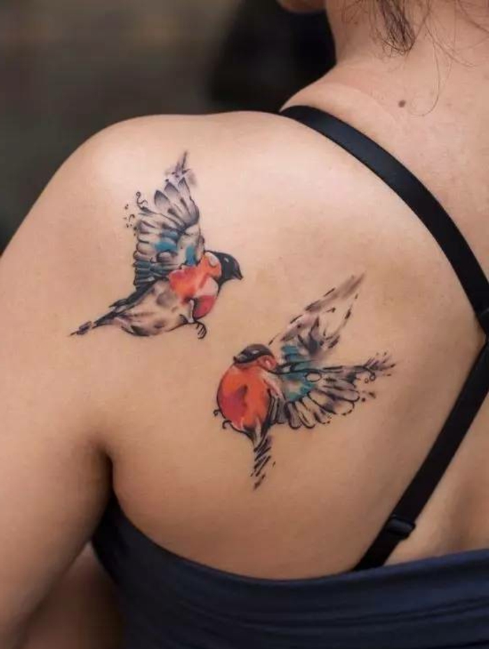 ideas de tatuajes para dos, dos aves en vuelo en colores, preciosas ideas de tatuajes en la espalda 