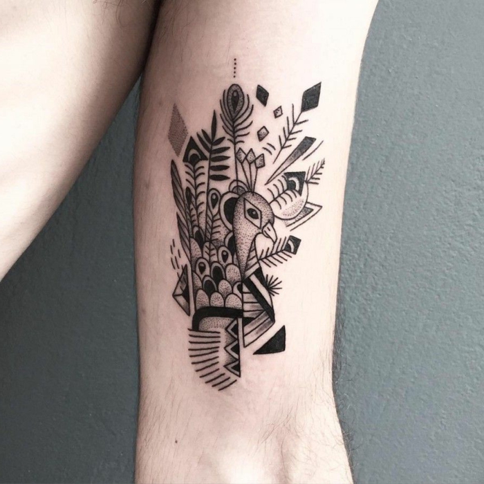 precioso ejemplo tatuajes maories, grande tatuaje con pavo real y muchos detalles geométricos 