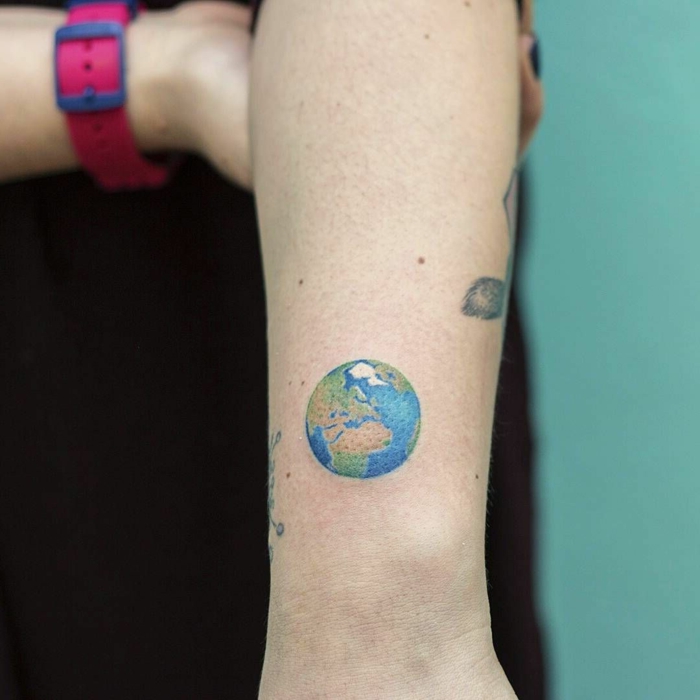 tatuajes pequeños y bonitos, diseño original en colores, dibujo del planeta tatuado en el antebrazo 
