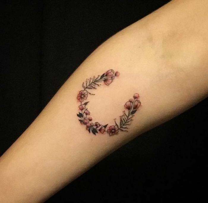 ideas creativas diseños tatuajes familia simbolos, corona de flores tatuada en el antebrazo 