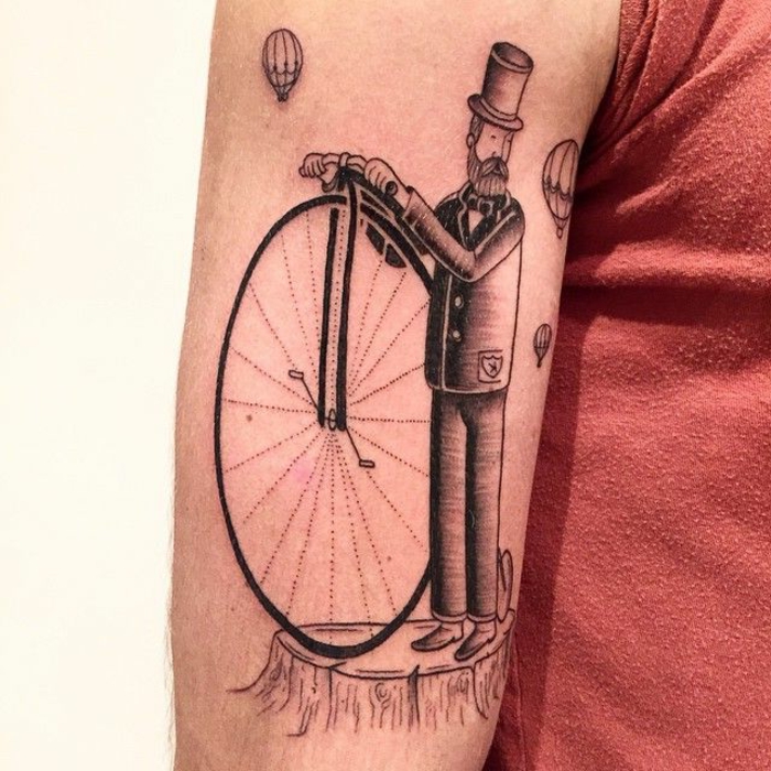 grandes tatuajes hombre, ideas tatuajes simbolicos con mensaje, hombre con grande rueda 