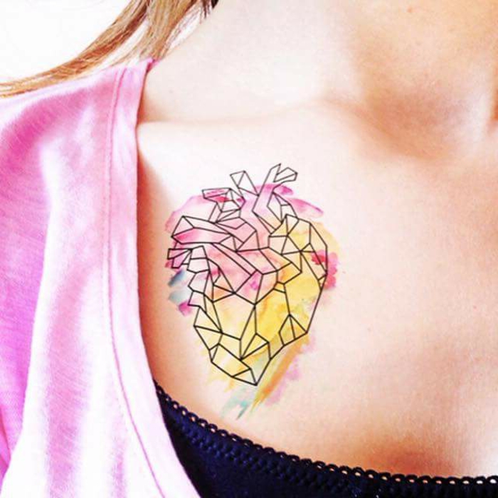 tatuajes simbolicos en colores, tatuaje corazón diseño geometrico en pintura acuarela