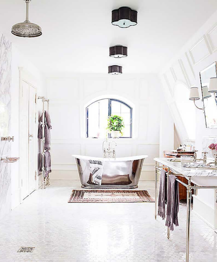 decoracion cuartos de baño en estilo ecléctico, detalles en color metálico, suelo de azulejos con alfombra 