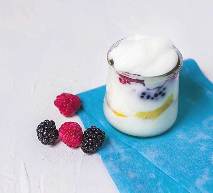 desayunos originales y saludables, yogur desnatado con zarzamoras y frambuesas frescas 