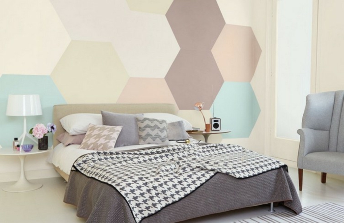colores habitacion original, decoracion de pared con hexagonos de diferentes colores, sillon gris