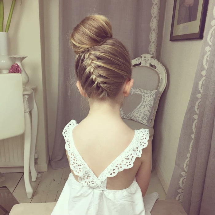 peinados de niñas faciles, trenza en la parte de atrás del cabello con moño alto, pelo rubio, vestido blanco