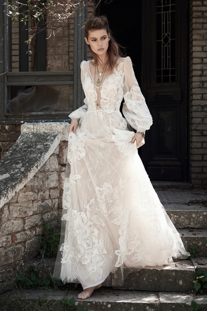 vestidos de novia ibicencos de tul y encaje con motivos florales, largo vestido en color marfil