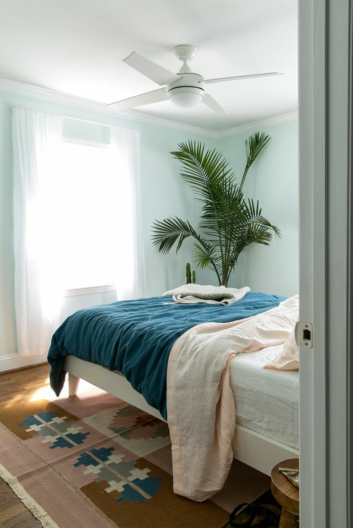 fotos sobre como decorar una habitacion en estilo bohemio moderno, paredes en azul claro y detalles en rosado y azul 