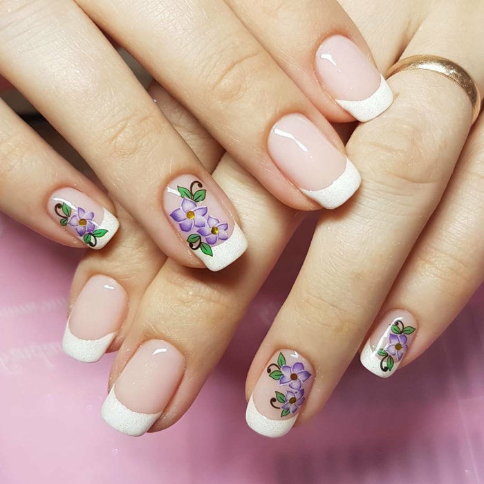 uñas de gel francesas con pegatinas elementos florales, bonitos detalles en lila, variantes de la manicura francesa modernos 