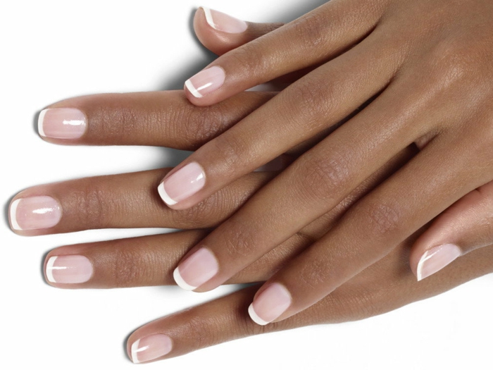 diseño clásico uñas de gel francesas, base nude en rosado y línea en blanco, uñas cuadradas ovaladas
