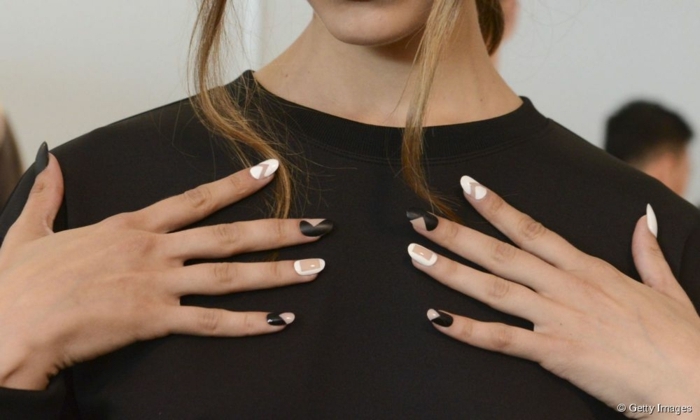preciosos diseños geométricos uñas francesas invertidas, uñas de gel decoradas en blanco y negro 