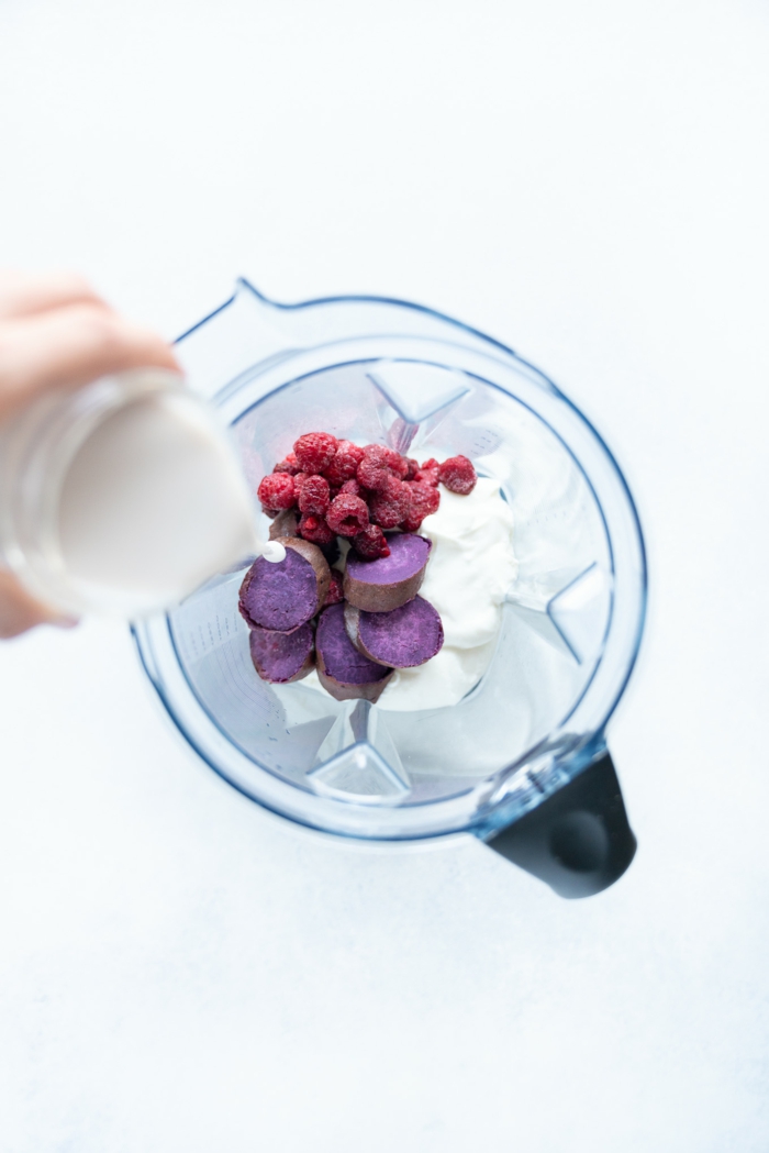 pasos para preparar un smoothie saludable con proteinas, yogur, remolacha y frambuesas