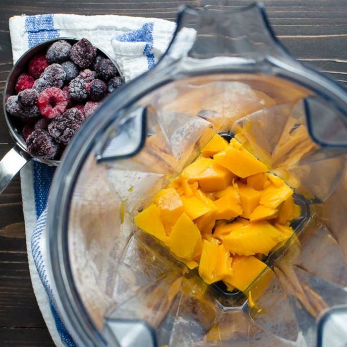 pasos para hacer batidos ricos en proteinas para aumentar masa muscular con frutas, frambuesas, moras, mango