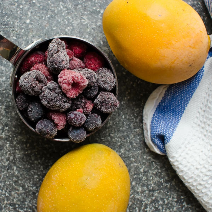 frutas para hacer batidos proteinas para aumentar masa muscular, mango, frambuesas, arándanos y moras