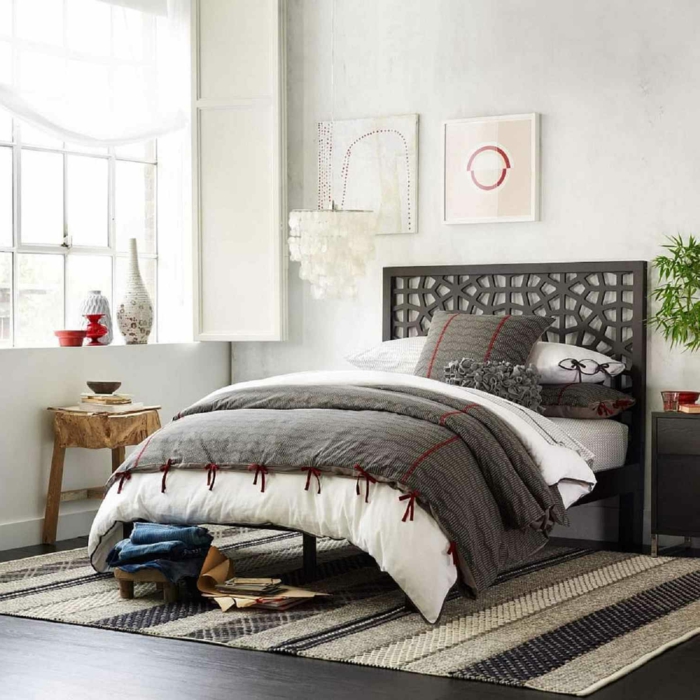 dormitorios matrimonio en estilo bohemio moderno, mesita de madera rústica, paredes en gris claro 