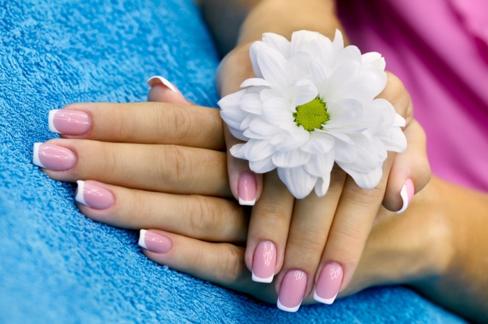 diseño clásico uñas en gel decoradas francesas, base en rosado y línea delgada en blanco, uñas francesitas con detalles