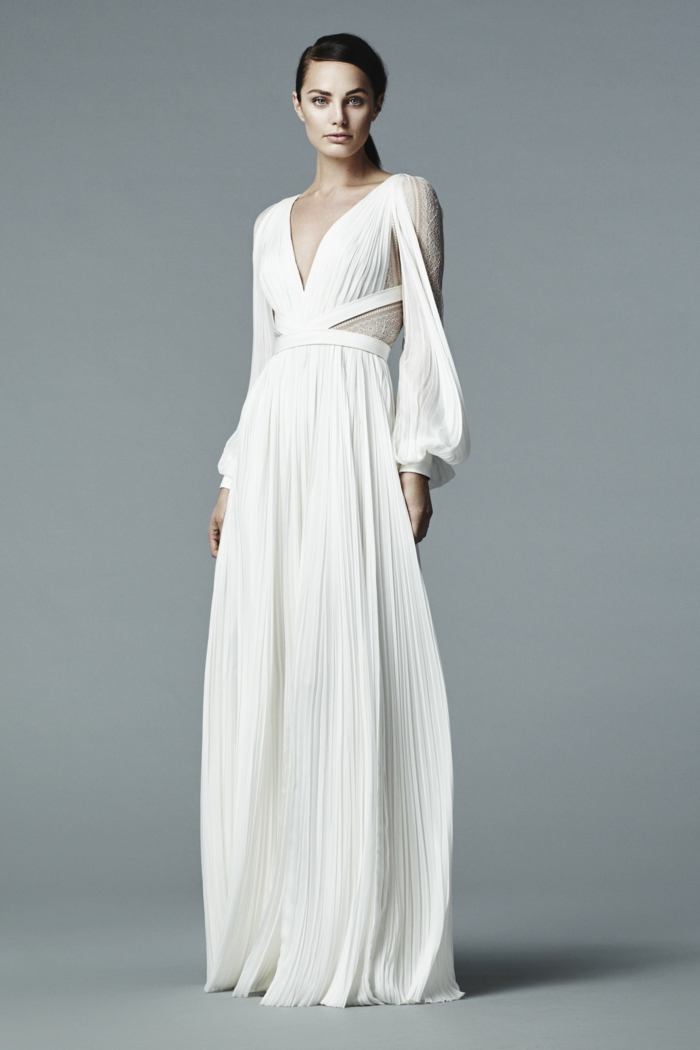 diseño espectacular de un vestido novia ibicenco en blanco roto, escote en v y falda larga en pliegues
