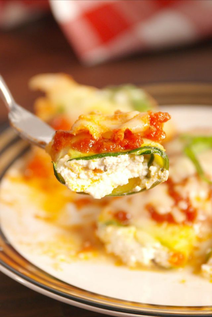 comidas saludables con verduras, calabacines rellenos de queso ricota, ideas de cenas sanas
