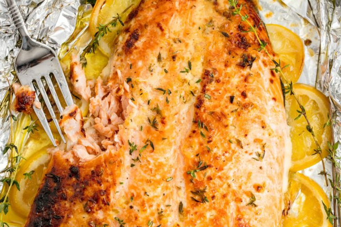 salmón al horno con limones y romero, recetas faciles para cenas saludables en familia 