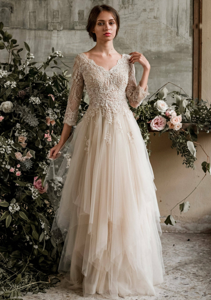 vestido novia ibicenco diseño de encanto color marfil con falda de tul en capas y parte superior de encaje 