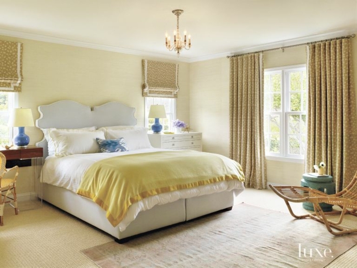 colores habitacion, paredes en color amarillo claro con cortinas en color mostaza, alfombra en marrón claro