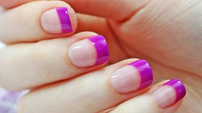 diseños de uñas de gel francesas para el verano, uñas cuadradas ovaladas con puntas gruesas en morado 