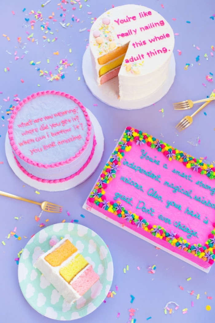 ideas super monas de regalos originales para amigas, tarta sorpresa con mensaje colorido 