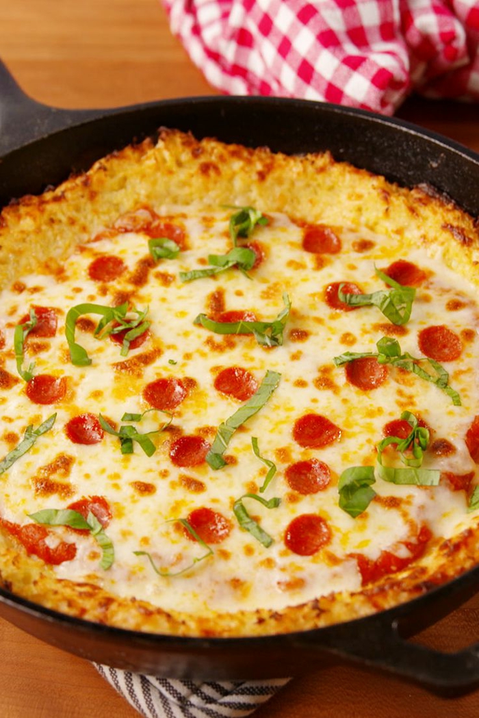 pizzza de coliflor con queso y chorizo, ideas de recetas faciles para cenas saludables
