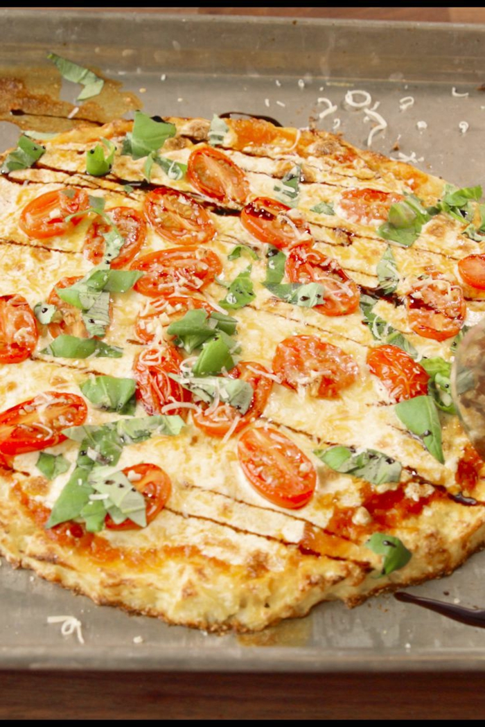 pizza casera de coliflor, receta saludable y rica, ideas de cenas rapidas y faciles en fotos 