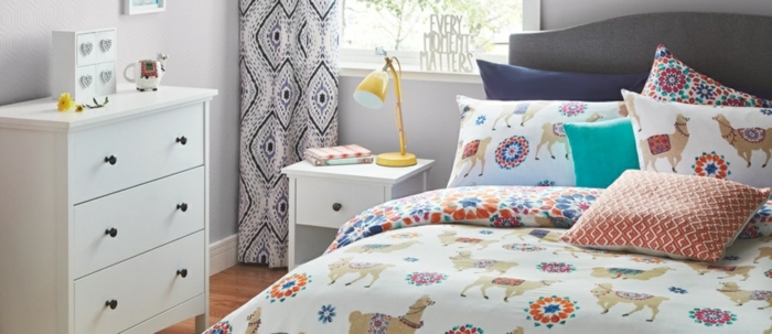 decoracion dormitorios moderna, sábanas y almohadas en estampados coloridos, armario funcional en blanco 