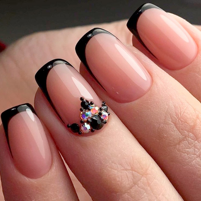 uñas french con puntas en negro alargadas, uñas en gel decoradas con pequeños cristales, decoracion uñas francesas