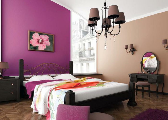como pintar una habitacion en morado y color beige con araña de luces, cuadro de una flor en rosa