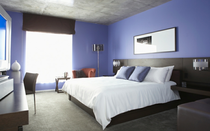 como pintar una habitacion, paredes en lila claro con cama en marrón oscuro con sábanas blancas 
