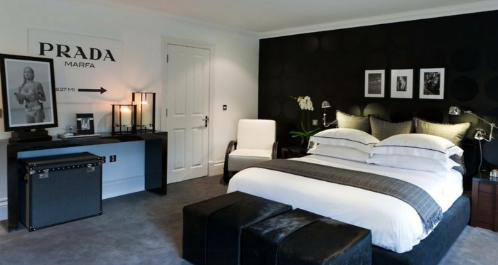 como pintar una habitacion, paredes en negro y blanco con cama en negro con sábanas blancas, mesa de madera