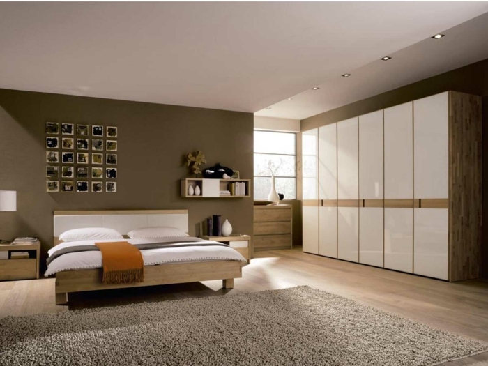 decoracion dormitorio matrimonio con alfombra en color marrón claro, con armario en blanco y marrón