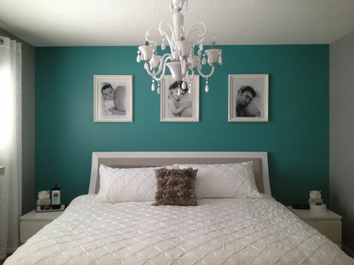 decoracion dormitorio matrimonio con paredes en azul pastel con araña de luces y cama con encimera blanca