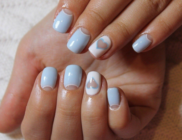 como hacer manicura francesa con decorado, uñas cortas ovaladas en azul pastel y blanco 