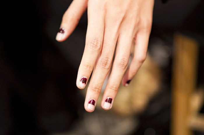 ideas de uñas decoradas en estilo minimalista, manicura french invertida en rojo bordeos, uñas decoradas en rojo y dorado 