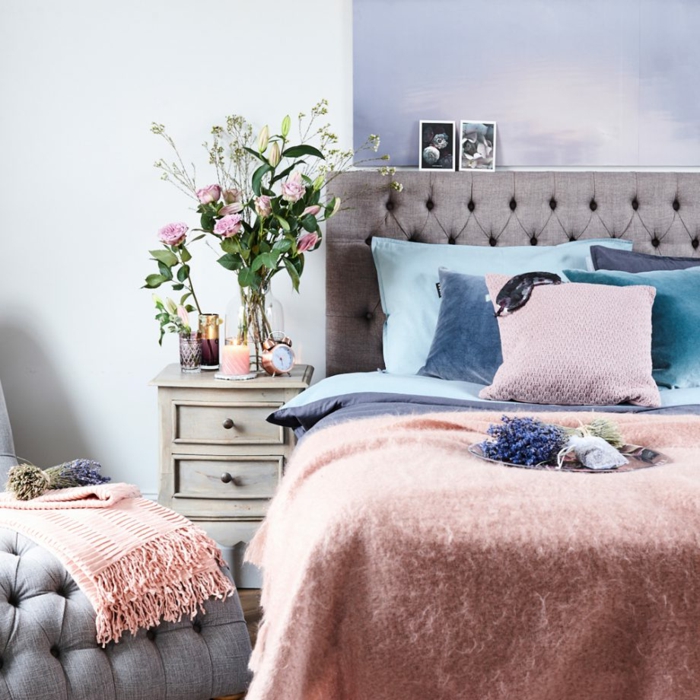 decoracion de dormitorios matrimoniales decoradas en colores pastel, cama con cabecero gris en capitoné