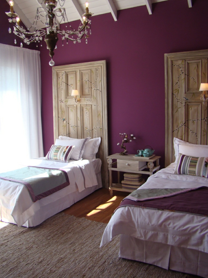 decoracion de dormitorios matrimoniales decoradas de encanto, paredes pintadas en morado 