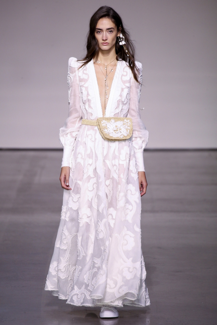 diseño super moderno ropa ibicenca mujer para novias, vestido color blanco nuclear con escote muy abierto 