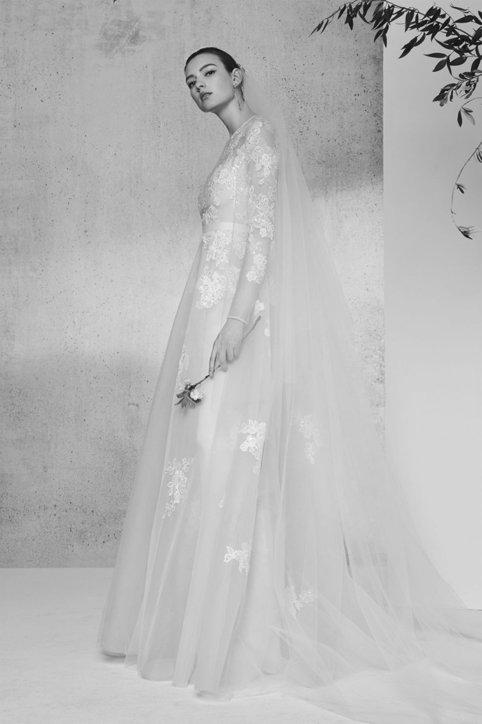 vestido muy largo de encaje y tul, ideas ropa ibicenca mujer, precioso diseño corte princesa con estampados de flores en blanco 