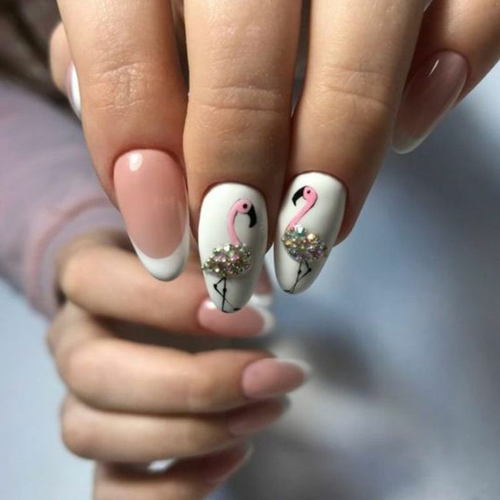 decorado de uñas con detalles originales, uñas en blanco y beige con puntas en blanco y dibujos de flamencos