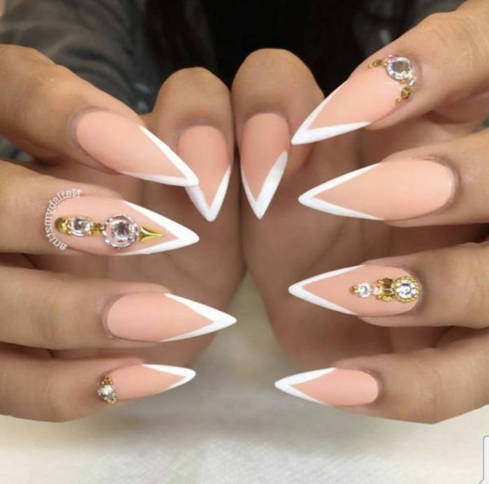 diseño de uñas muy largas en beige y blanco, decorado de uñas largas afiladas con cristales, decoracion uñas francesas