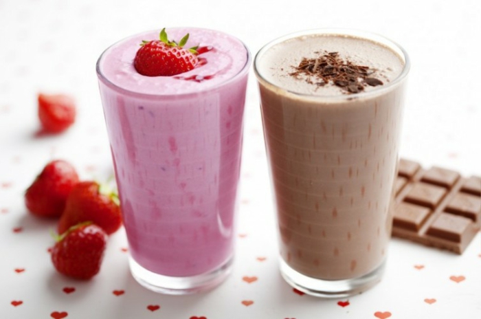 ideas de batidos proteínicos super saludables y ricos, smoothies de frambuesas, fresas y chocolate 