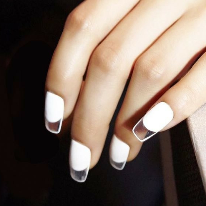 extravagante propuesta decorado de uñas, uñas artificiales en blanco con puntas transparentas